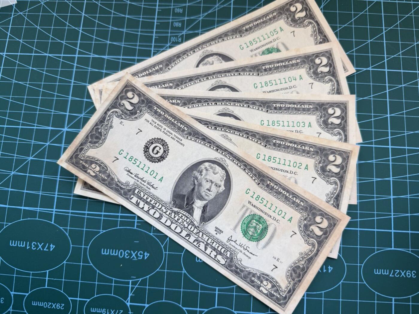 【炜奕收藏】，第五十一期 2003年美国2美元5连号，品相如图，有黄斑