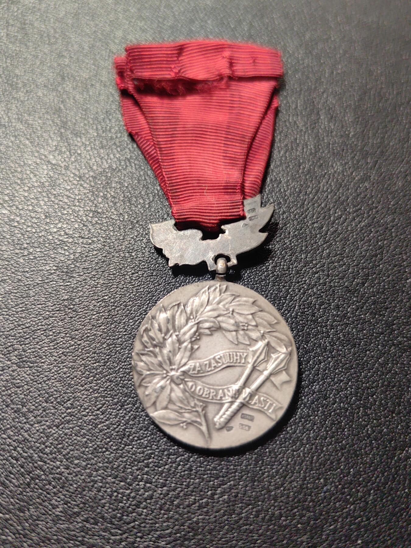 靖甫拍卖第十一场 捷克斯洛伐克保卫祖国有功奖章 银质打银标 银章体重23.2克 纯银价243