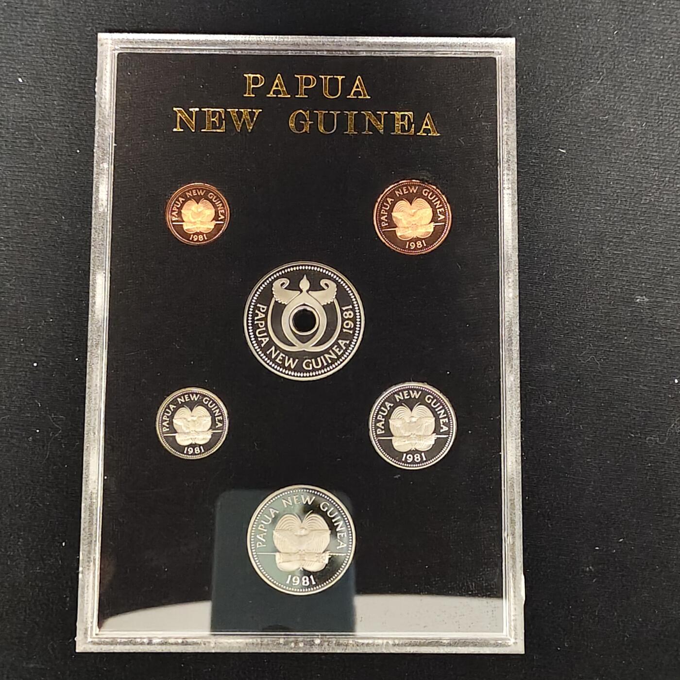 【全场包邮】纯粹捡漏拍479场（免费代拍第16场） 巴布亚新几内亚1981年皇家厂经典信封装官方精制套币