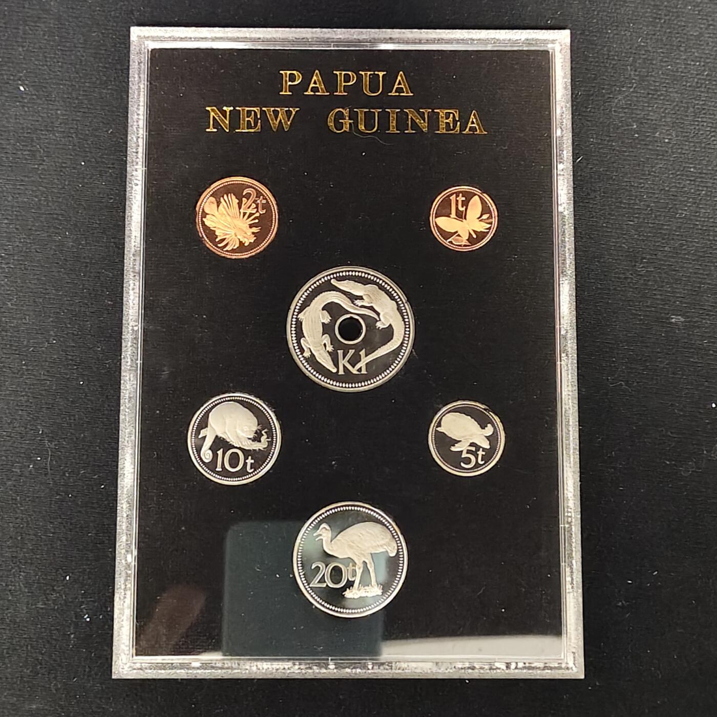 【全场包邮】纯粹捡漏拍479场（免费代拍第16场） 巴布亚新几内亚1981年皇家厂经典信封装官方精制套币