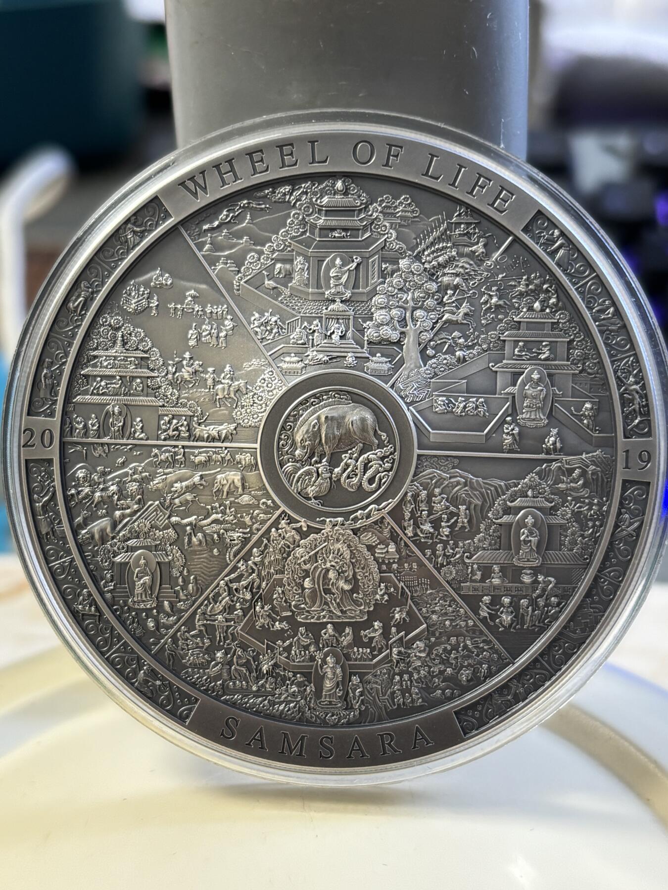 第182期拍卖 库克2019年考古生命之轮高浮雕仿古3盎司纪念银币，999银，发行333枚，盒子有破