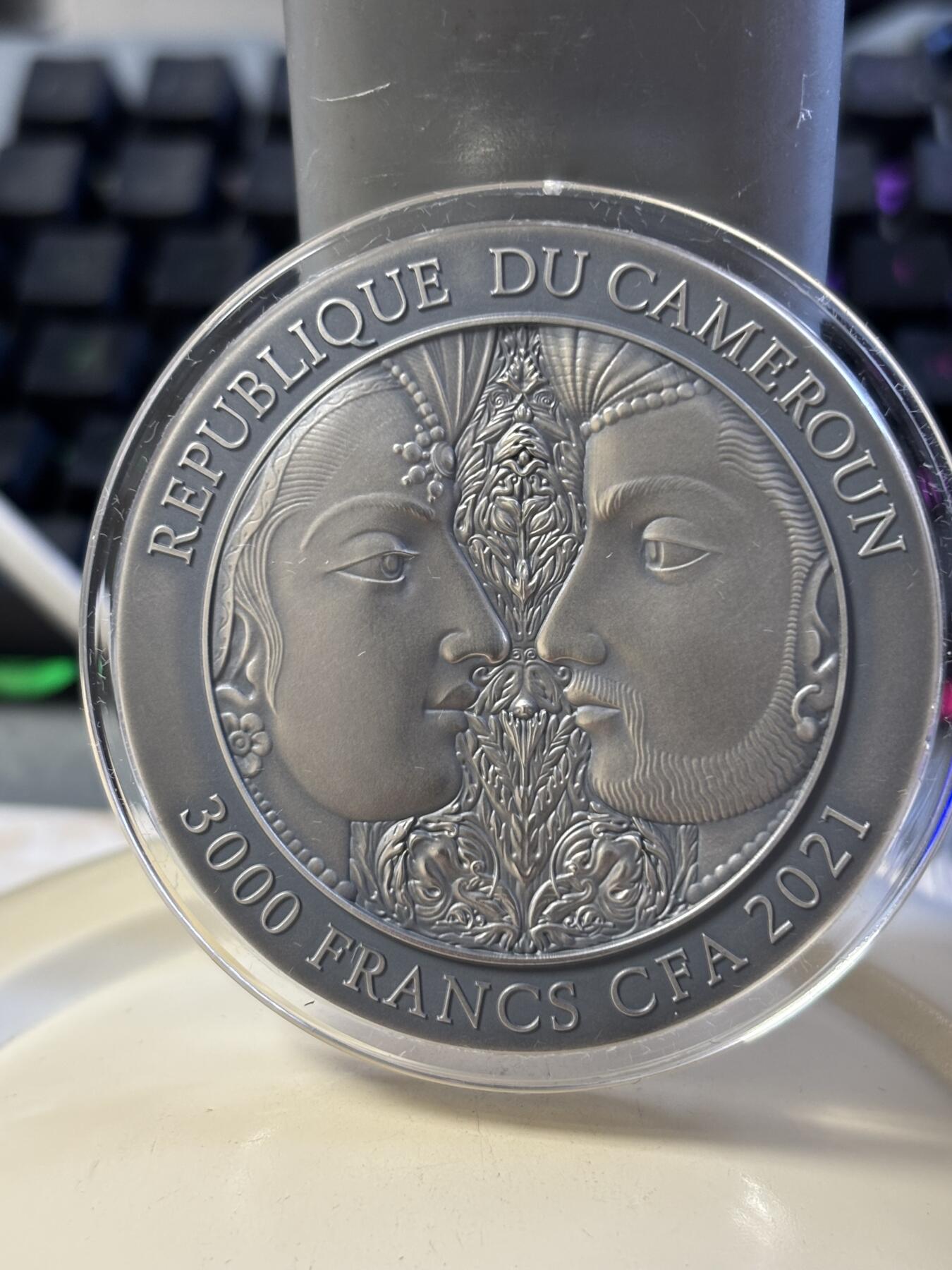 第182期拍卖 喀麦隆2021年爱情系列爱经3盎司高浮雕仿古彩银币，999银，发行500枚，有掉漆