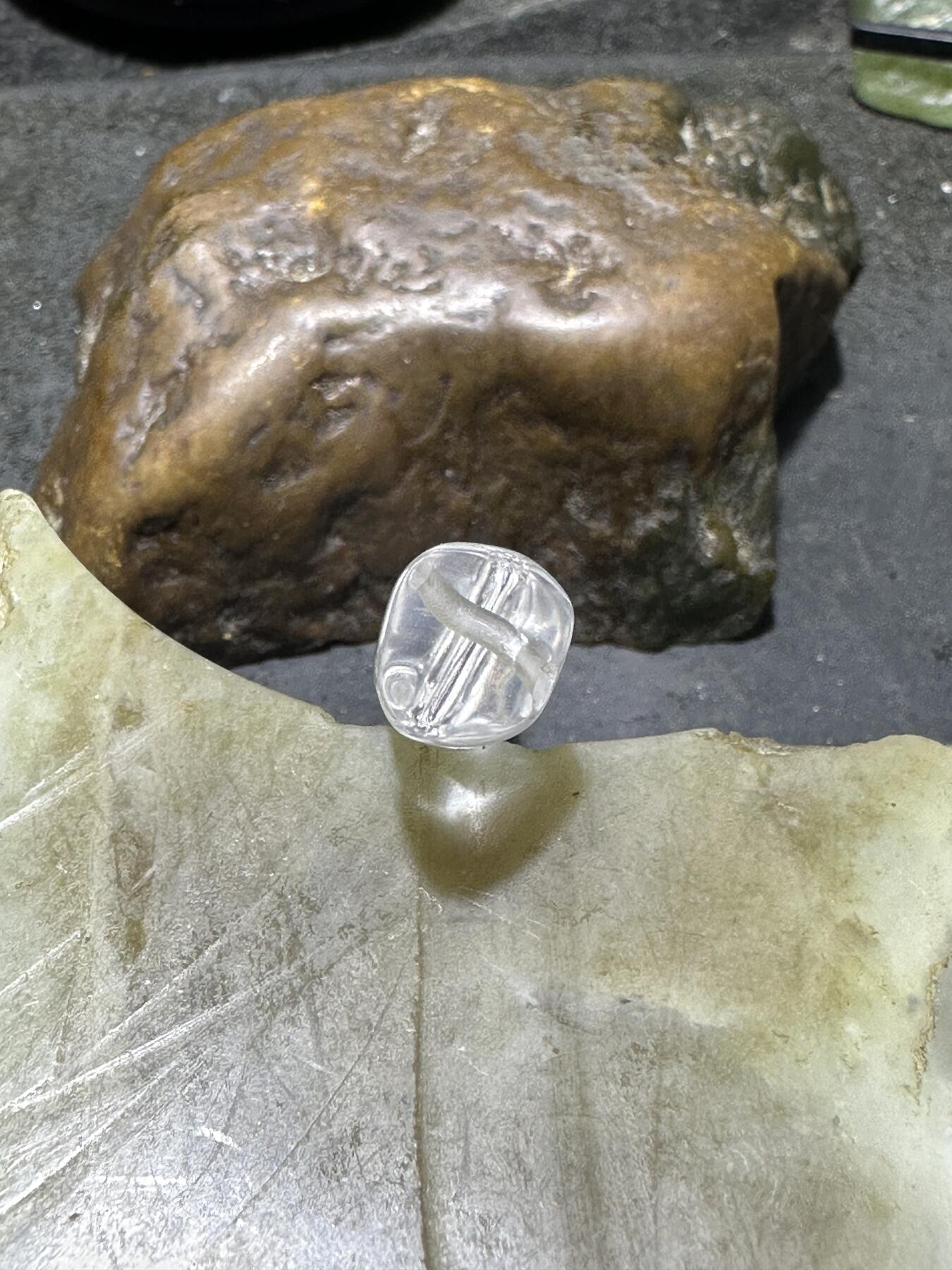 精美白水晶雕刻文昌笔一支！