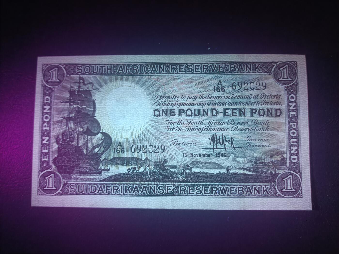 2025十一月第五期，总第203期 南非1946年1镑UNC-英文在前版本无47，大帆船和国徽，少见早期南非镑品种