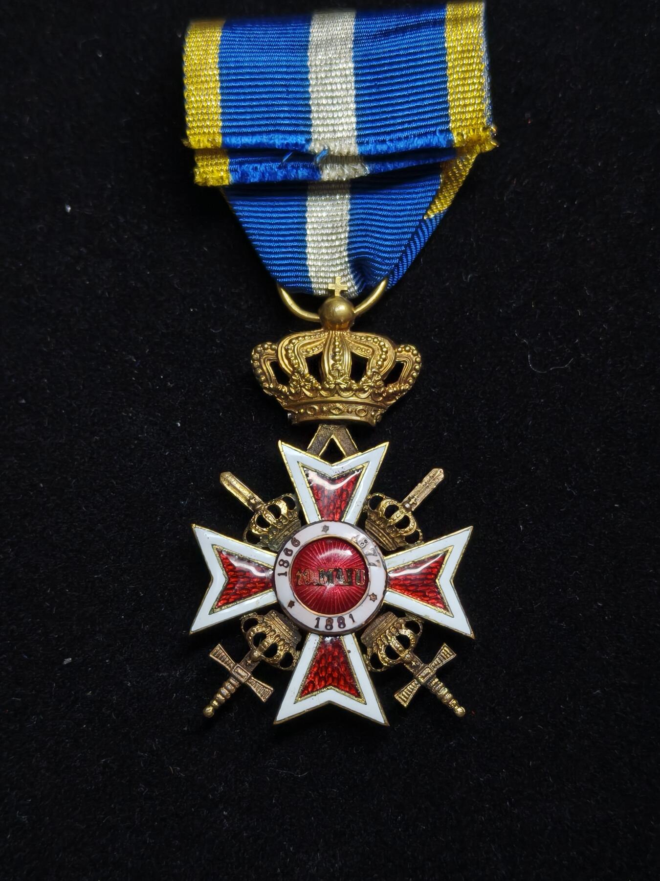 铭记历史 勿忘国耻 抗战胜利80周年精品专场 第二场 罗马尼亚王国 骑士级王冠勋章带冠带剑，战时军事版