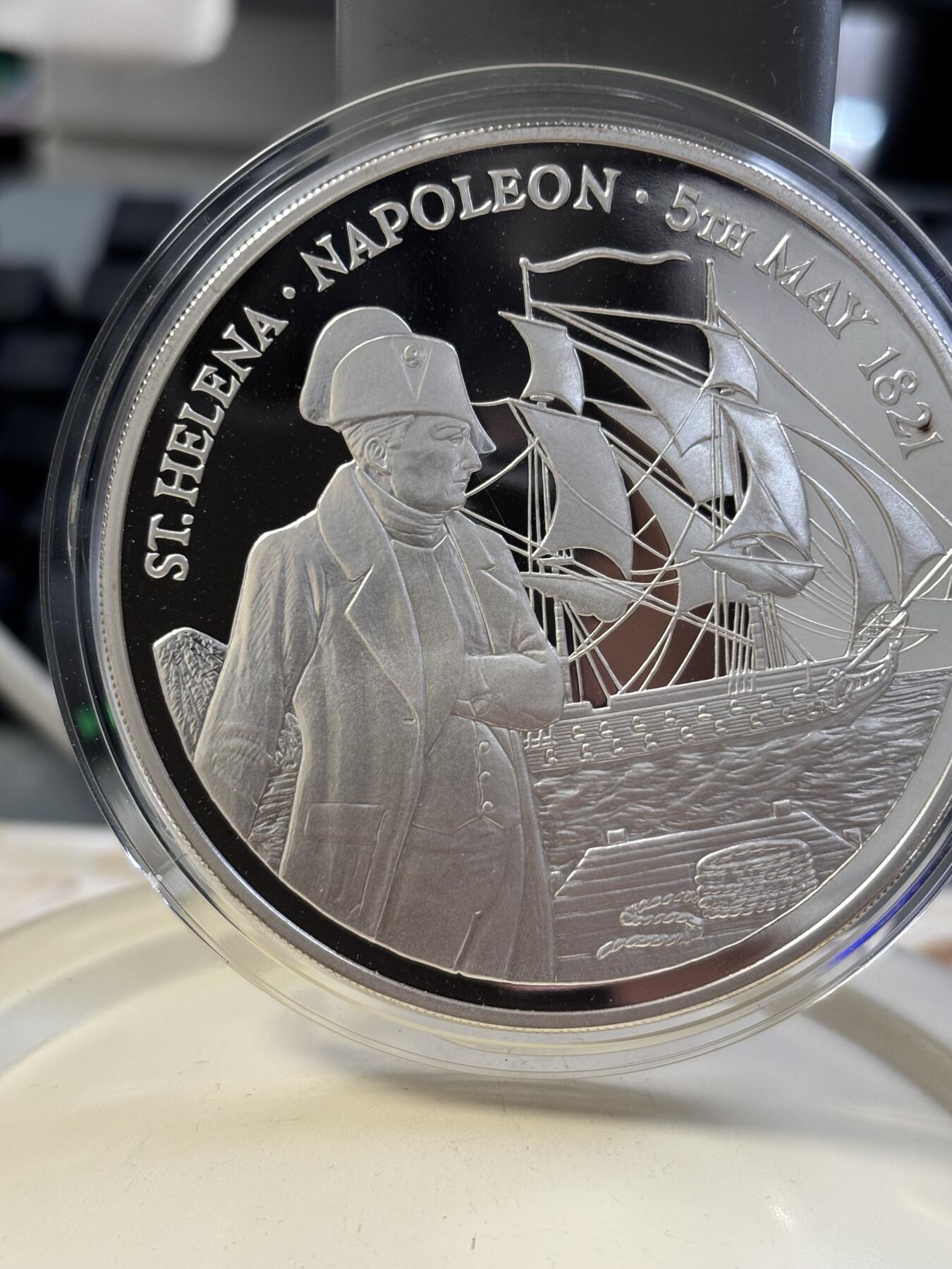 第182期拍卖 阿森松1986年拿破仑5盎司精制纪念大银币带盒证书，999银，155.5克，发行15000枚，有氧化