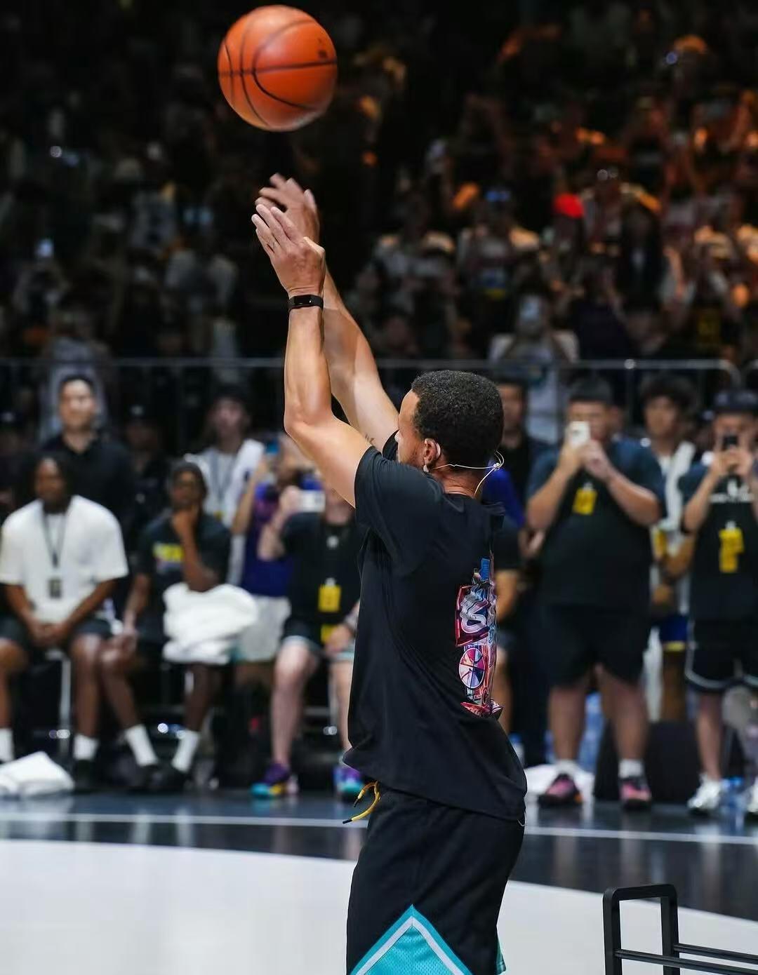 零元拍：最后的UA，永远的CURRY！NBA历史三分王，宇宙勇士话事人斯蒂芬-库里亲笔签名UA出品CURRY品牌亚洲行重庆限定“勒是雾都”收藏篮球！