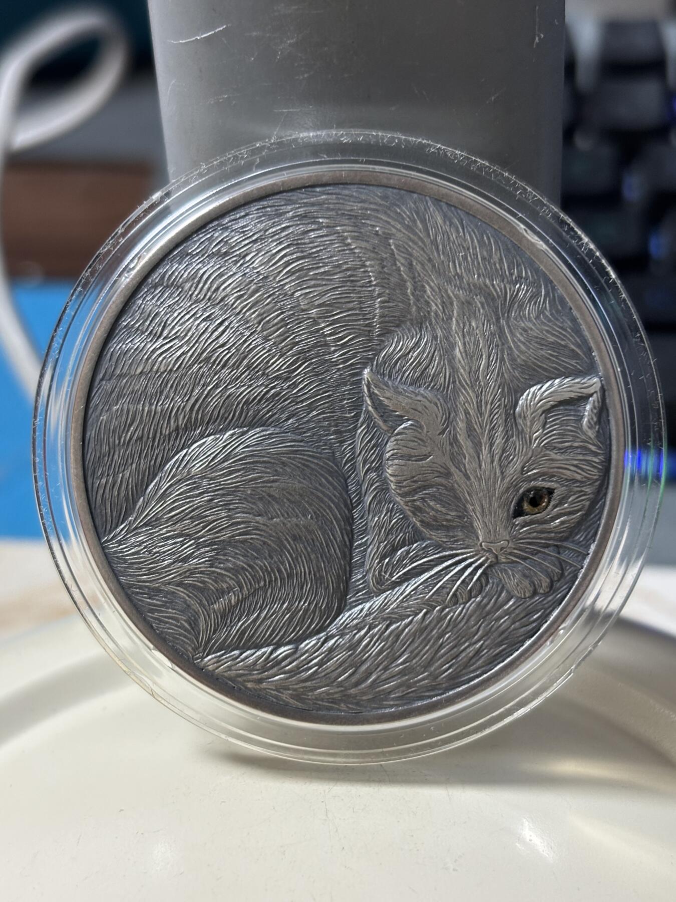 第182期拍卖 纽埃2016年新艺术猫高浮雕手工仿古彩色2盎司银币,999银，发行500枚