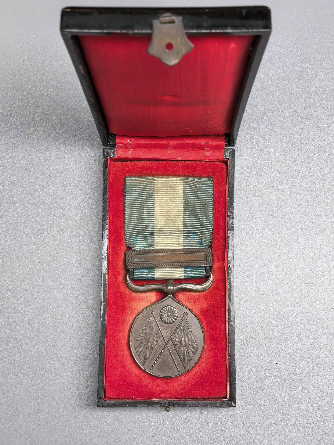 小驴勋章奖章收藏11月22日周六晚六点拍卖（珍爱和平，收藏战争，铭记历史，勿忘国耻，忠党爱国。有偿代拍，送拍规则在简介最后，参拍须阅读规则后再参拍，关系到运费包装发货时效真假辨别等关键信息，拍卖时不再发原图，看大图店主微信码在拍卖店铺介绍里） 中日甲午战争日方从军记章带盒，铭记历史，勿忘国耻，珍爱和平，收藏战争，甲午战争是中国近代史的分水岭，1895年4月17日签订了《马关条约》，甲午战争的结果给中华民族带来空前严重的民族危机，大大加深了中国社会半殖民地化的程度