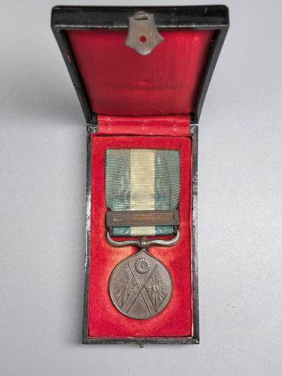 小驴勋章奖章收藏11月22日周六晚六点拍卖（珍爱和平，收藏战争，铭记历史，勿忘国耻，忠党爱国。有偿代拍，送拍规则在简介最后，参拍须阅读规则后再参拍，关系到运费包装发货时效真假辨别等关键信息，拍卖时不再发原图，看大图店主微信码在拍卖店铺介绍里） - 中日甲午战争日方从军记章带盒，铭记历史，勿忘国耻，珍爱和平，收藏战争，甲午战争是中国近代史的分水岭，1895年4月17日签订了《马关条约》，甲午战争的结果给中华民族带来空前严重的民族危机，大大加深了中国社会半殖民地化的程度