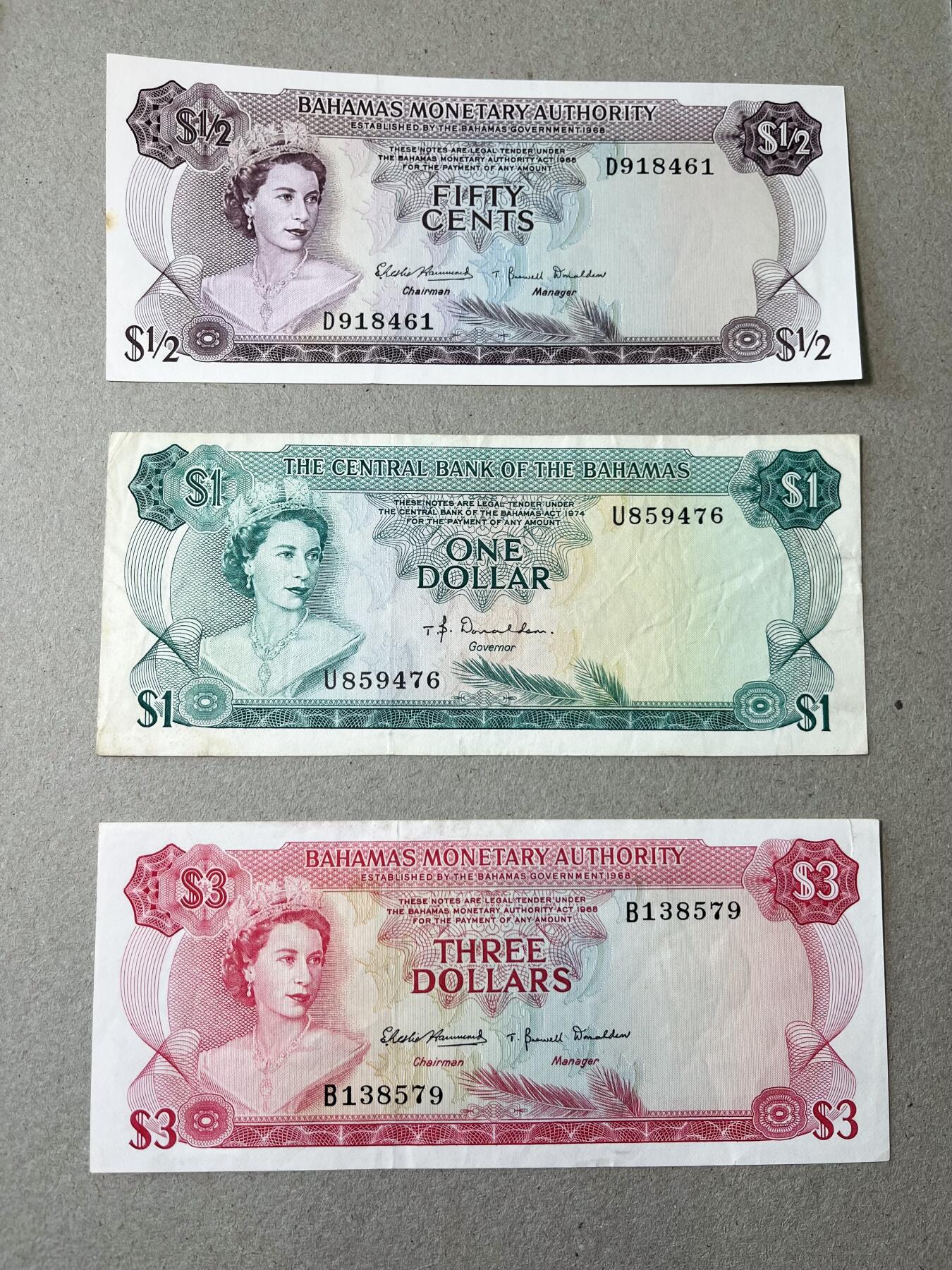 【礼羽收藏】🌏世界钱币拍卖第113期 巴哈马彩背女王0.5元，1元，3元，品相如图，3元右上角有轻微裂痕