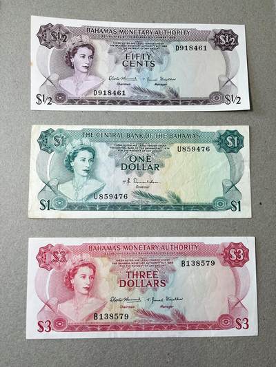 【礼羽收藏】🌏世界钱币拍卖第113期 - 巴哈马彩背女王0.5元，1元，3元，品相如图，3元右上角有轻微裂痕