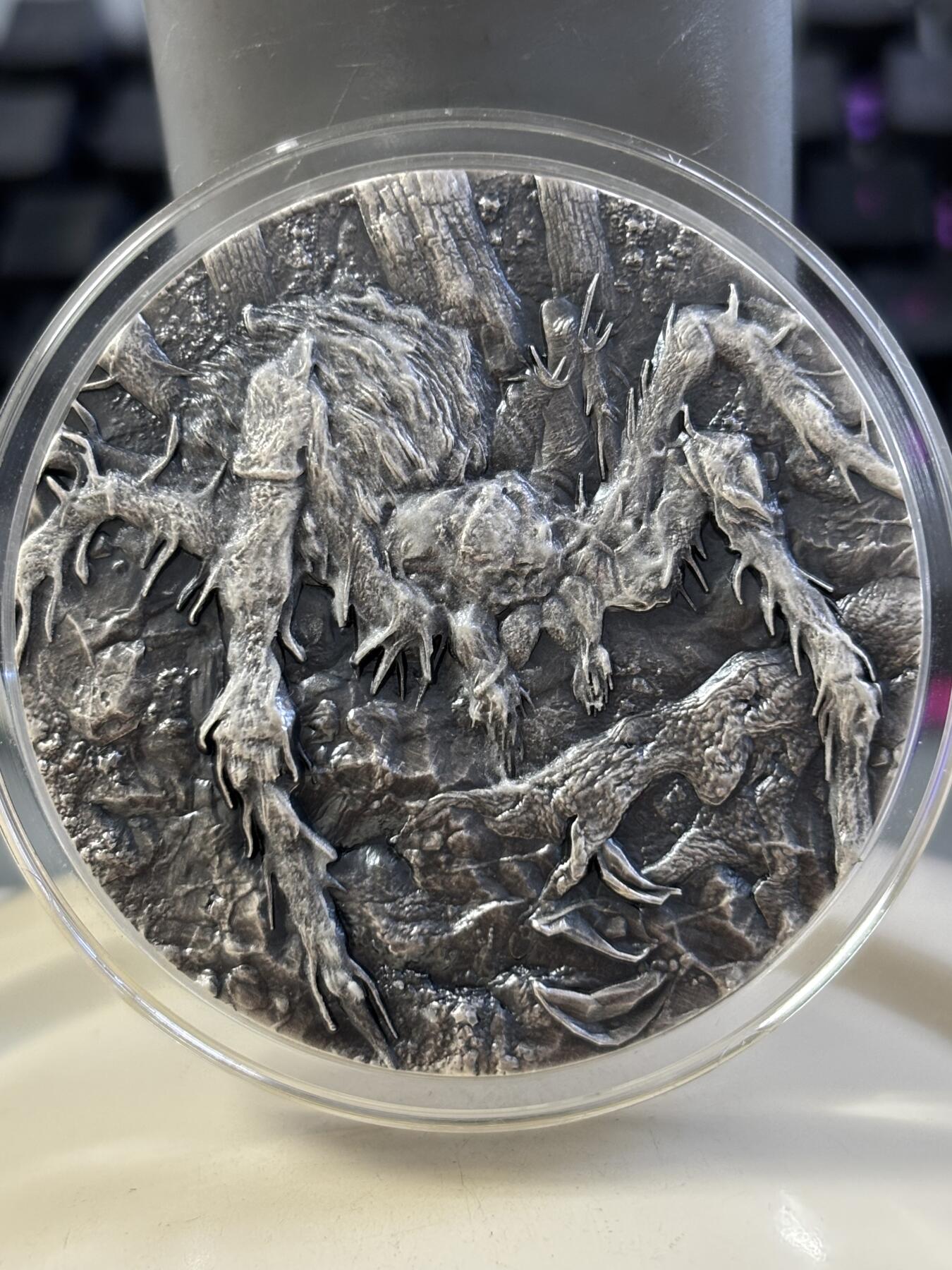 第182期拍卖 喀麦隆2025年火焰狼蛛高浮雕仿古2盎司银币无盒证书，999纯银，发行量199