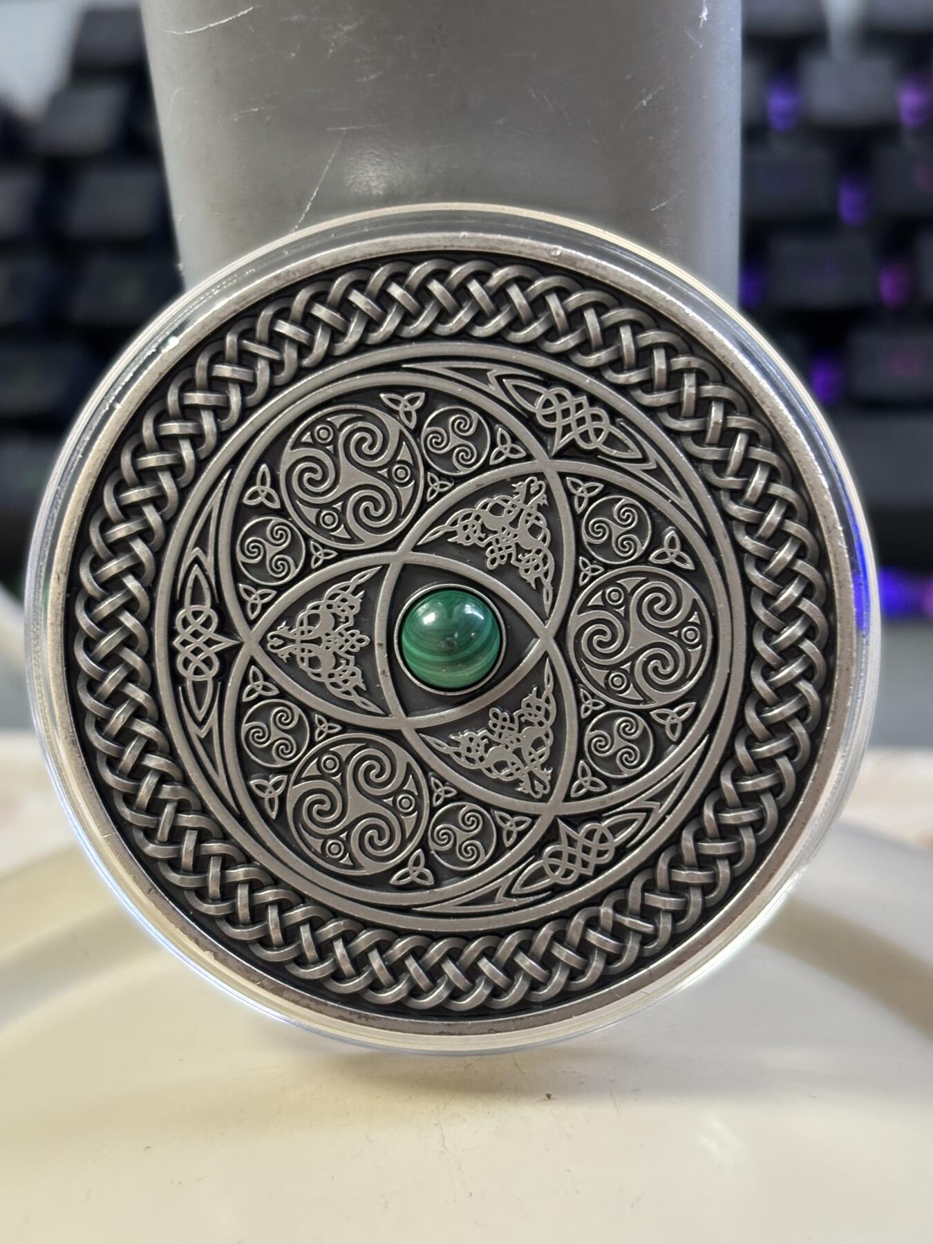 第182期拍卖 斐济2016年曼荼罗凯尔特艺术镶绿宝石3盎司银币无盒证书，999纯银，发行量500，边齿有磕碰