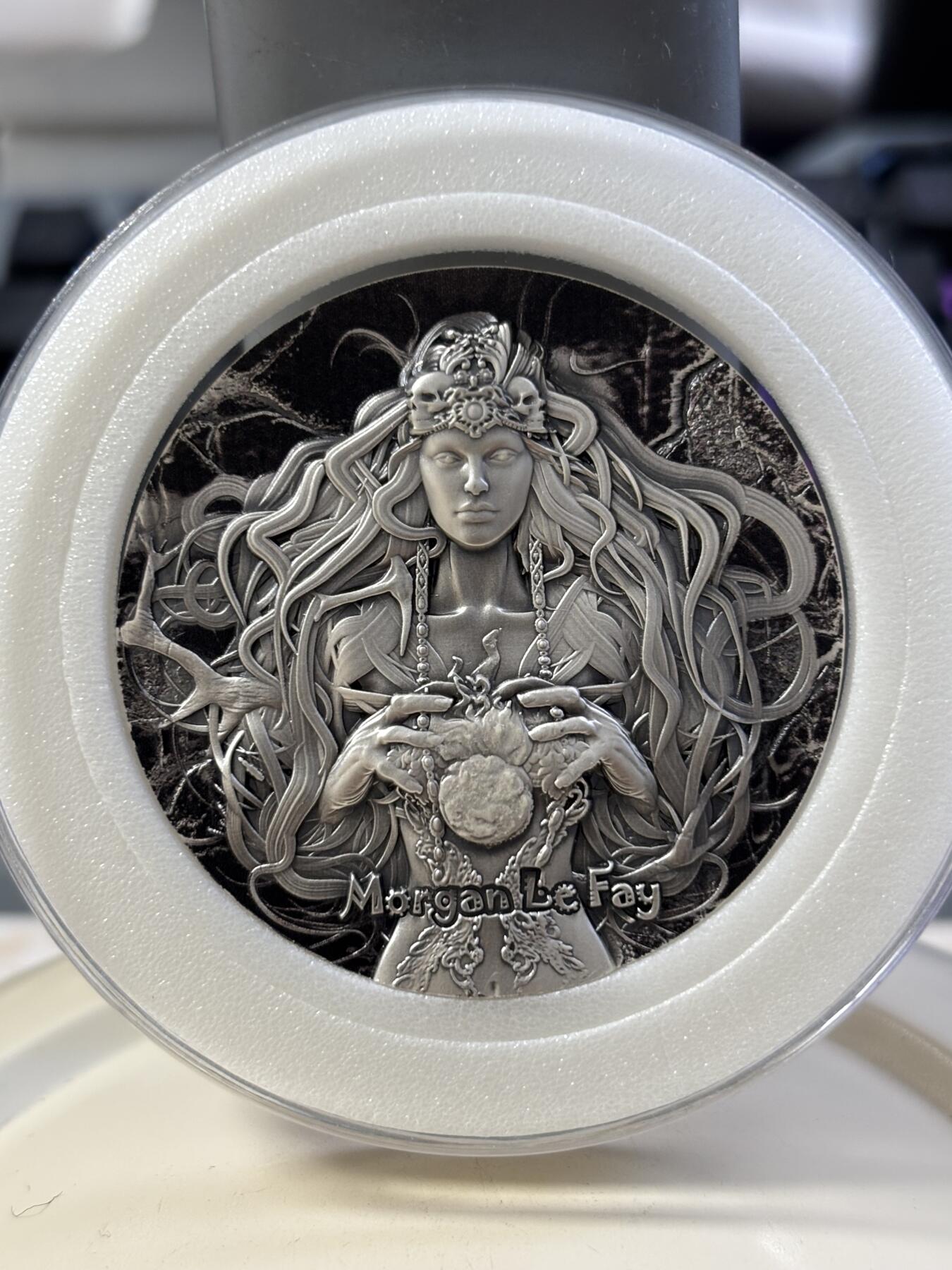 第182期拍卖 喀麦隆2025年魔法世界(3)幻术大师 摩根勒费女巫2盎司银币，999纯银，发行量199