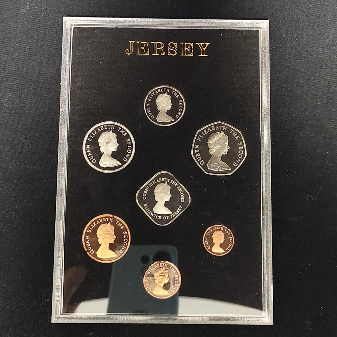 【全场包邮】纯粹捡漏拍479场（免费代拍第16场） 泽西1981年皇家厂经典信封装官方精制套币-含泽西之战200周年精制币