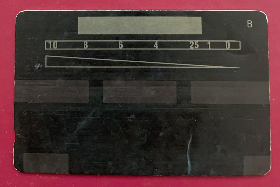 《卡拍》第340期拍卖11月22日晚22：10时延时截拍 红听筒测试卡一枚旧卡，浅导盲口，磨划严重，背面已看不到流水号。有三道折痕，慎拍。