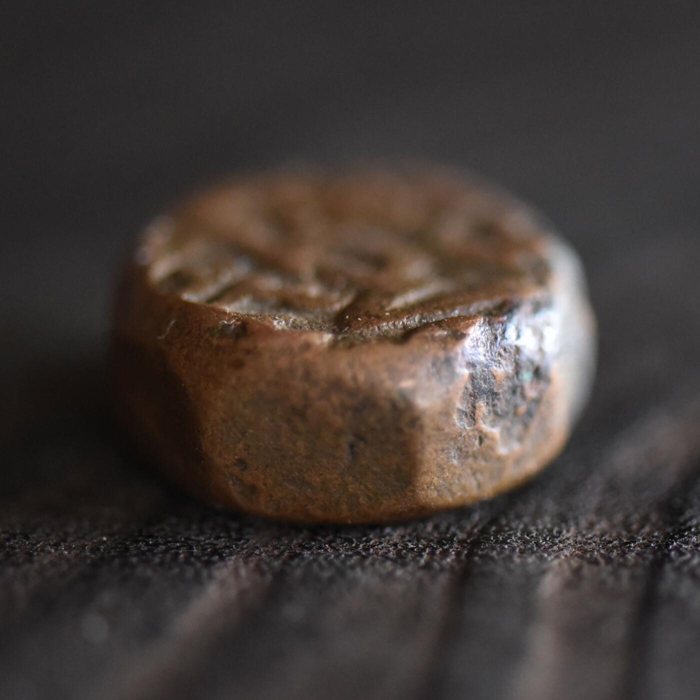 【良泉】第42期【自动场】12月4日晚19.30点开拍！99枚域外古代钱币专场   【藏家出品B】20.02克，公元1586年（回历纪年清晰993年）【莫卧儿帝国】阿克巴大帝，四瓣花厂标，大铜币