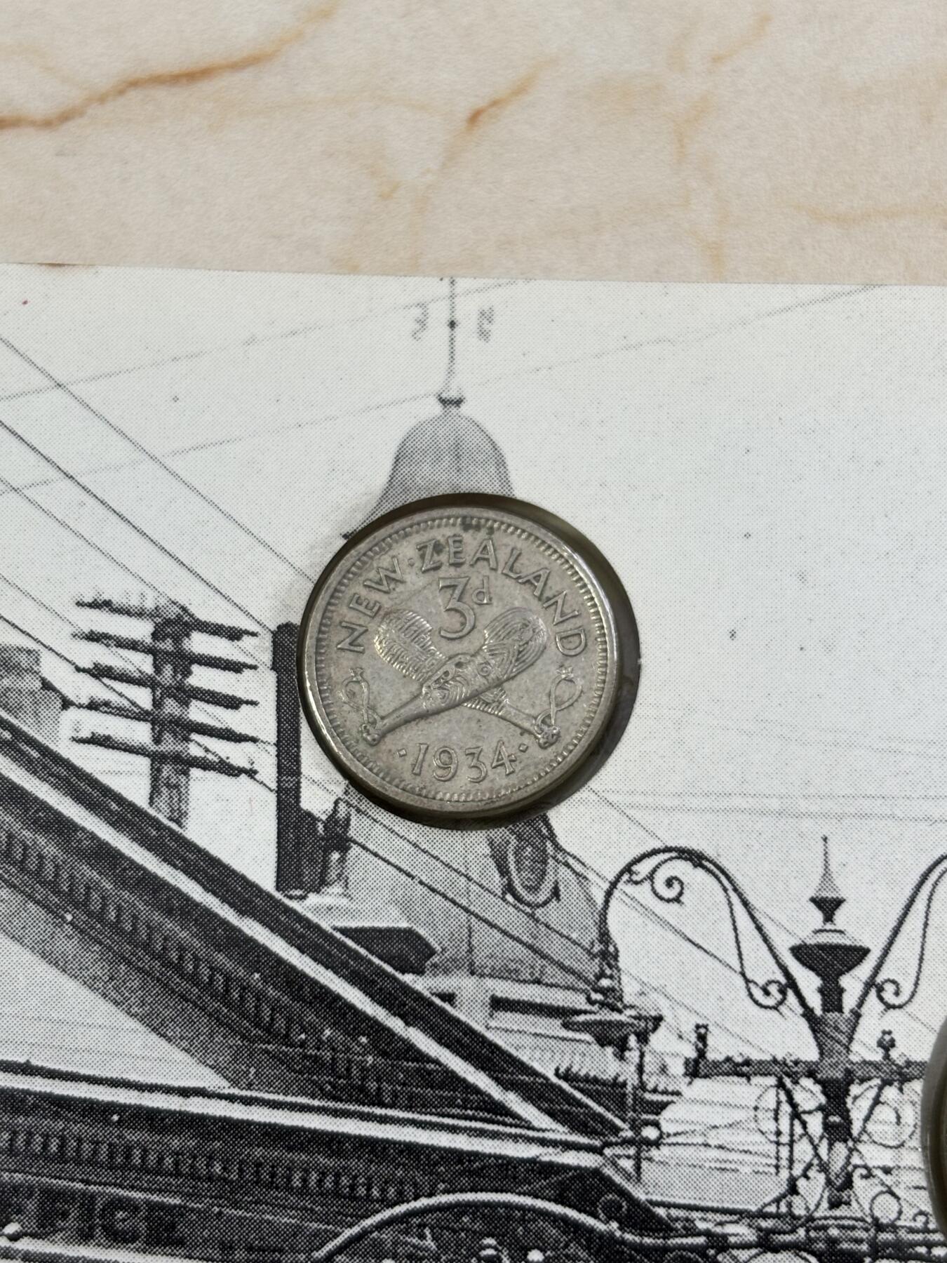 第182期拍卖 册装新西兰 1934-1983年 8枚精装套币 含3枚纪念银币，大银币含银925，重28.28克，1965年1先令的含500银，5.65克,1934年的含银500，1.41克