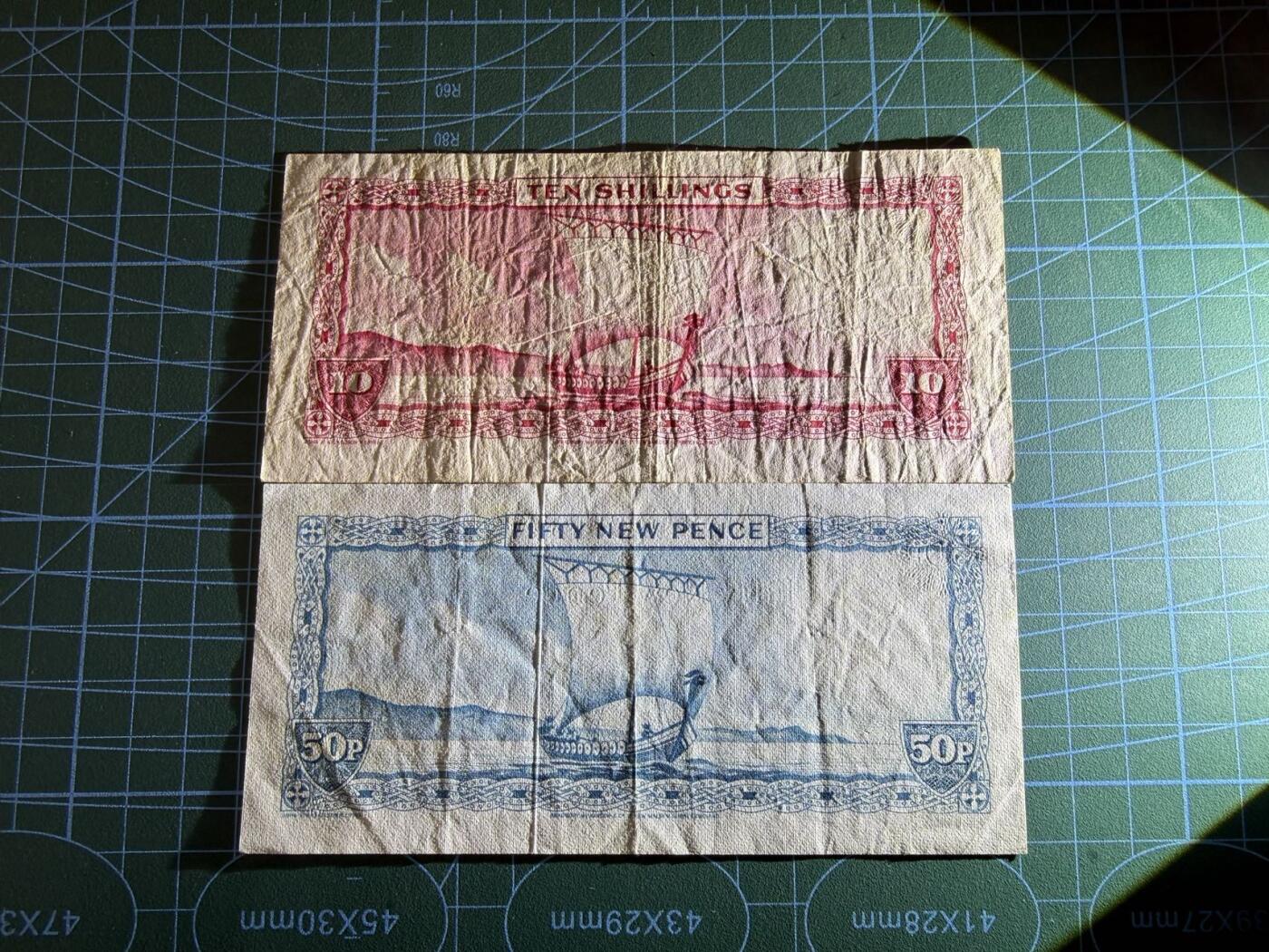 【炜奕收藏】，第五十一期 马恩岛10先令&50便士两张，品相如图，戎装女王像