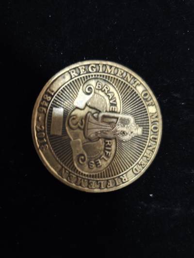 勋章杂货 - 美国第三骑兵团纪念币- 外圈文字“172 YEARS OF SERVICE TO THE NATION”（为国家服务172年）、“Since 1846”（始于1846年）和“BRAVE RIFLES”（勇敢的步枪手），呼应该团的历史跨度与绰号；