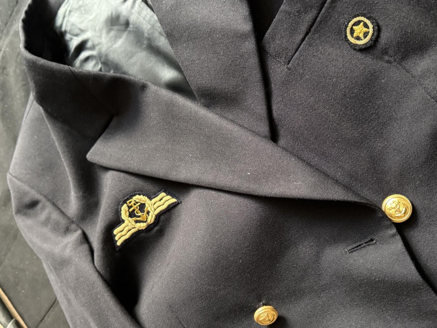 戎马世界章牌大赏第108期 西德海军制服一套，官改将衣服裤子帽子一套，帽子为emd复刻