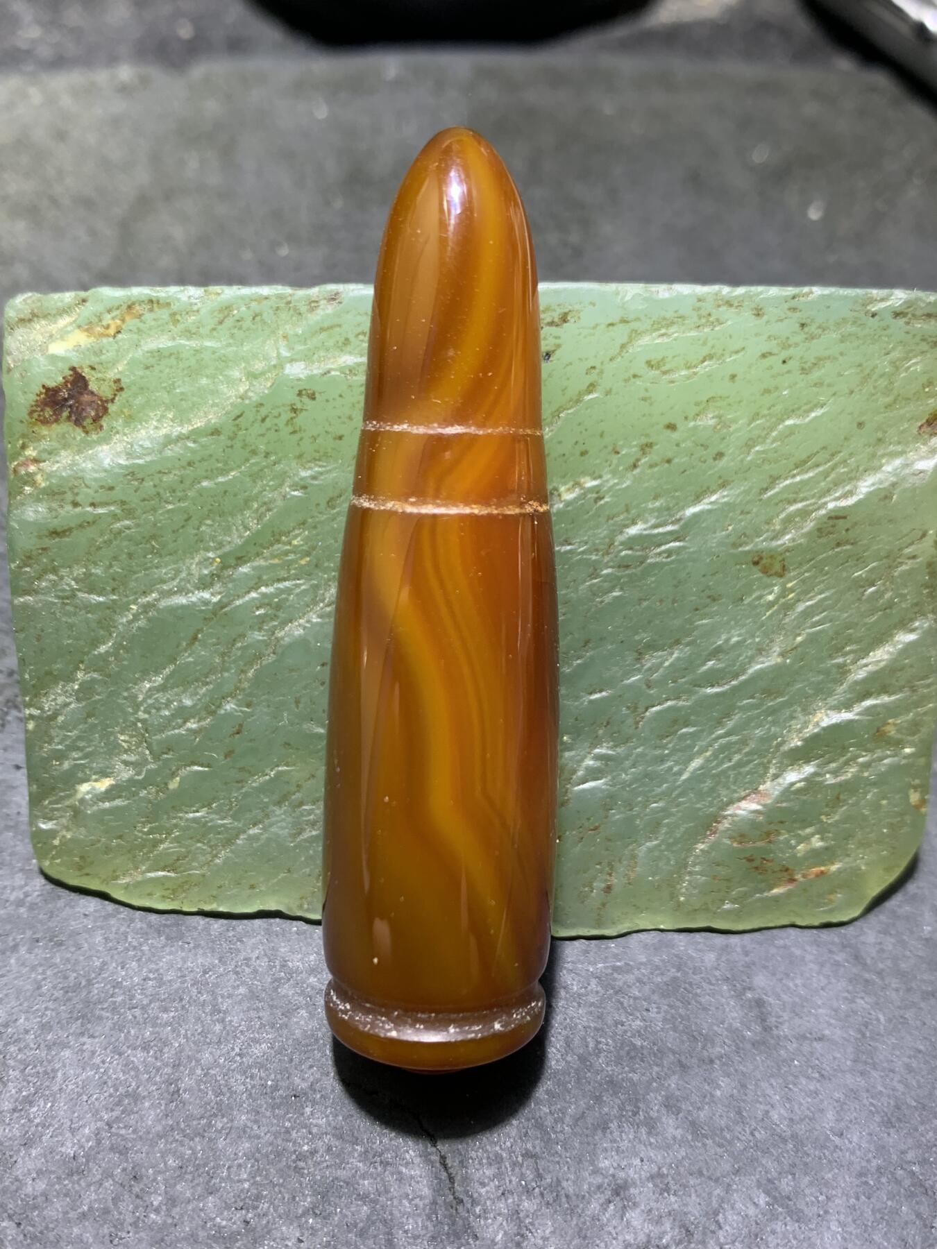 缠丝玛瑙雕刻通货子 弹头吊坠一个，