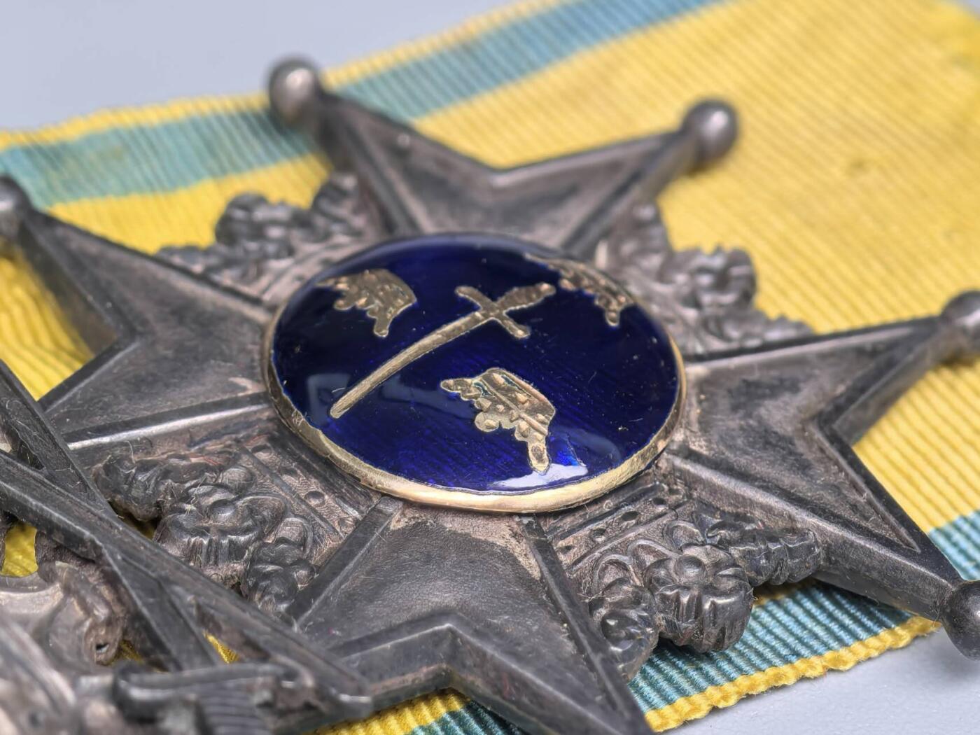 小驴勋章奖章收藏11月22日周六晚六点拍卖（珍爱和平，收藏战争，铭记历史，勿忘国耻，忠党爱国。有偿代拍，送拍规则在简介最后，参拍须阅读规则后再参拍，关系到运费包装发货时效真假辨别等关键信息，拍卖时不再发原图，看大图店主微信码在拍卖店铺介绍里） 瑞典骑士级宝剑勋章，背面替换钱币