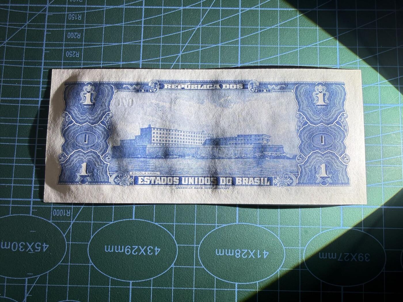 【炜奕收藏】，第五十一期 1944年巴西1克鲁塞罗，UNC-品相，边缘轻微潮，手签版