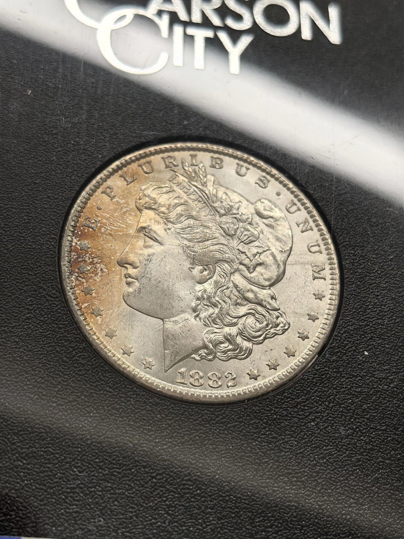 博洋堂藏家专场系列之美国钱币白金之夜专场暨第148期（全场包邮） NGC MS64 美国1882 CC 摩根 卡森厂 GSA大封装 附原盒及证书 人像面橘红色老包浆 高分难得 十字转光