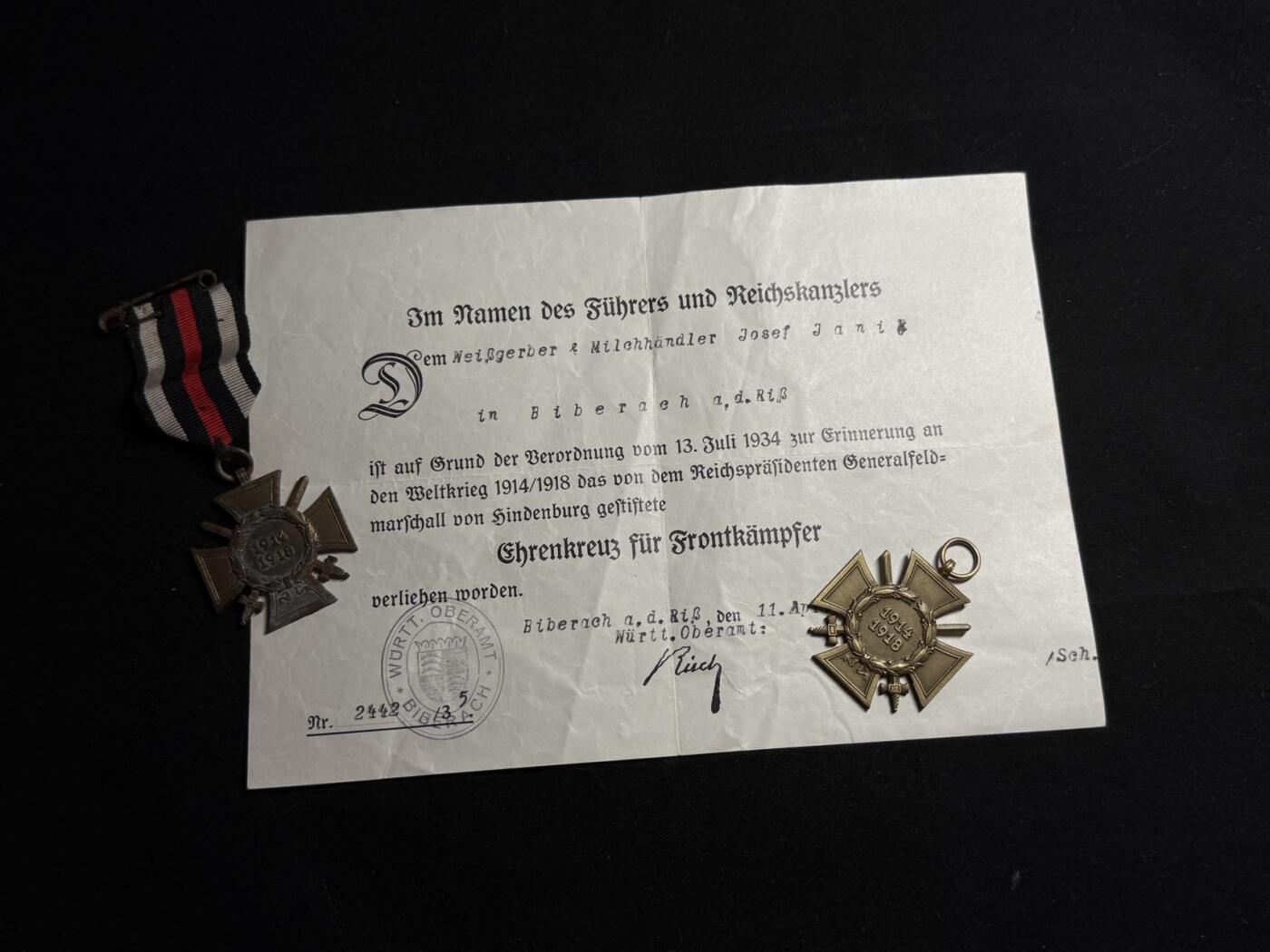 戎马世界章牌大赏第108期 德国兴登堡奖章，带证书，带剑版，右下角那枚疑似复刻