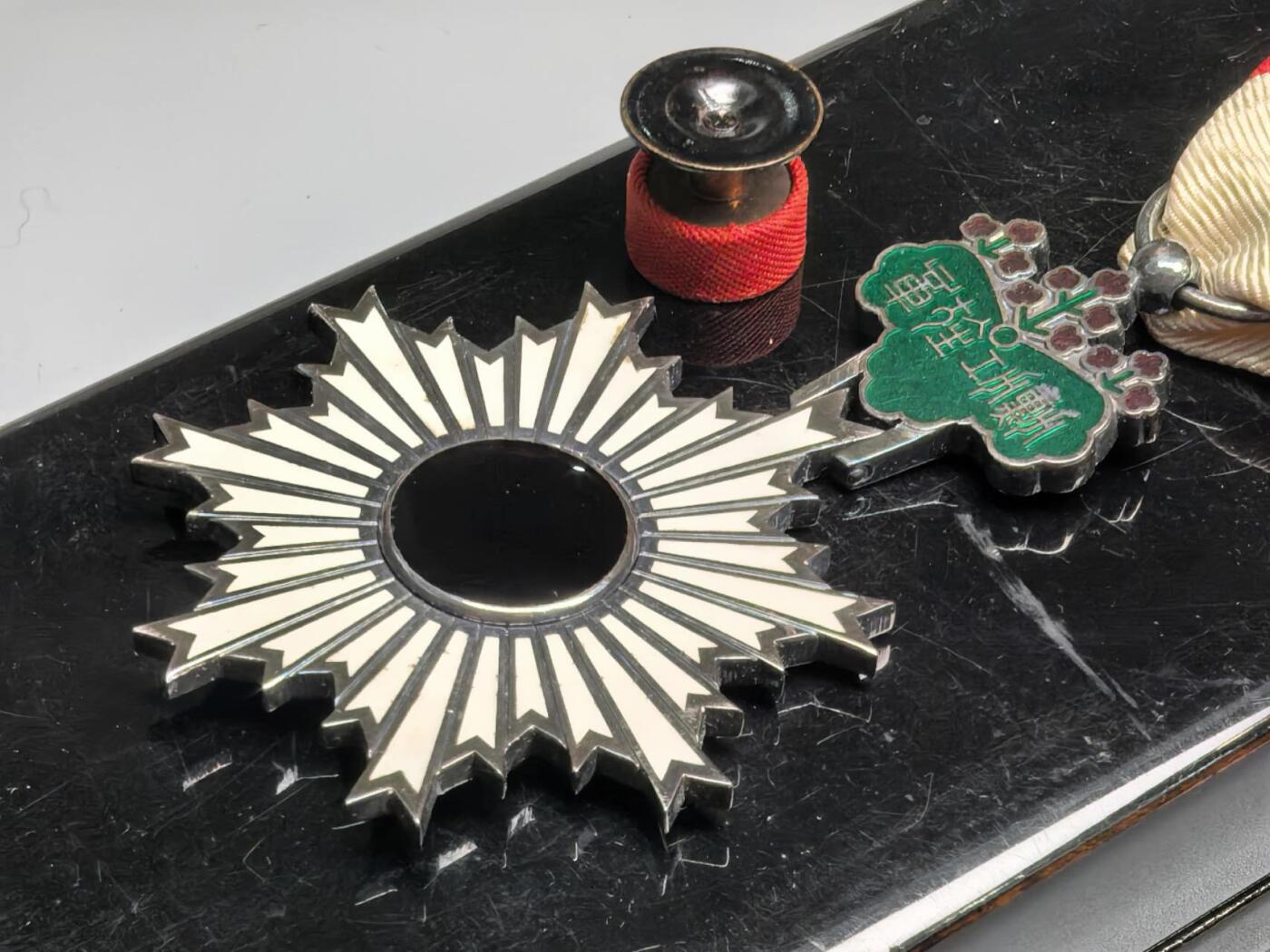 小驴勋章奖章收藏11月22日周六晚六点拍卖（珍爱和平，收藏战争，铭记历史，勿忘国耻，忠党爱国。有偿代拍，送拍规则在简介最后，参拍须阅读规则后再参拍，关系到运费包装发货时效真假辨别等关键信息，拍卖时不再发原图，看大图店主微信码在拍卖店铺介绍里）