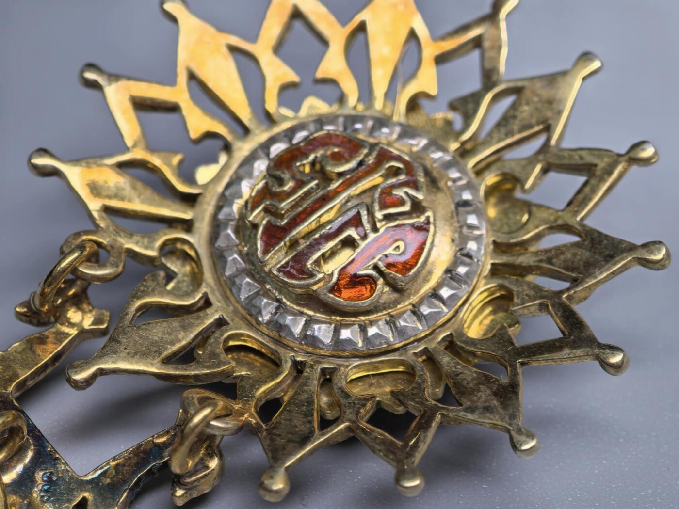 小驴勋章奖章收藏11月22日周六晚六点拍卖（珍爱和平，收藏战争，铭记历史，勿忘国耻，忠党爱国。有偿代拍，送拍规则在简介最后，参拍须阅读规则后再参拍，关系到运费包装发货时效真假辨别等关键信息，拍卖时不再发原图，看大图店主微信码在拍卖店铺介绍里） 泰国白象勋章带盒