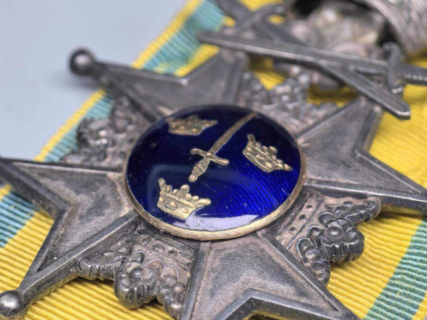 小驴勋章奖章收藏11月22日周六晚六点拍卖（珍爱和平，收藏战争，铭记历史，勿忘国耻，忠党爱国。有偿代拍，送拍规则在简介最后，参拍须阅读规则后再参拍，关系到运费包装发货时效真假辨别等关键信息，拍卖时不再发原图，看大图店主微信码在拍卖店铺介绍里） 瑞典骑士级宝剑勋章，背面替换钱币