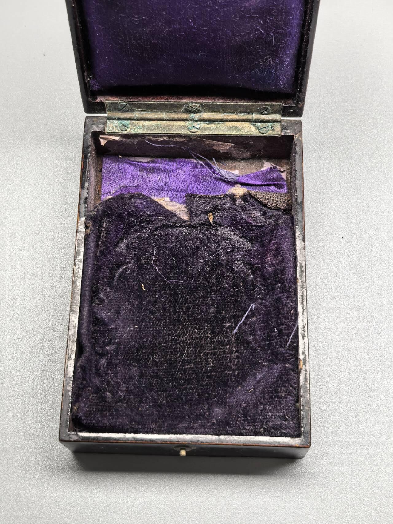 小驴勋章奖章收藏11月22日周六晚六点拍卖（珍爱和平，收藏战争，铭记历史，勿忘国耻，忠党爱国。有偿代拍，送拍规则在简介最后，参拍须阅读规则后再参拍，关系到运费包装发货时效真假辨别等关键信息，拍卖时不再发原图，看大图店主微信码在拍卖店铺介绍里） 六级金鵄带盒，银镀金，盒内衬塌陷