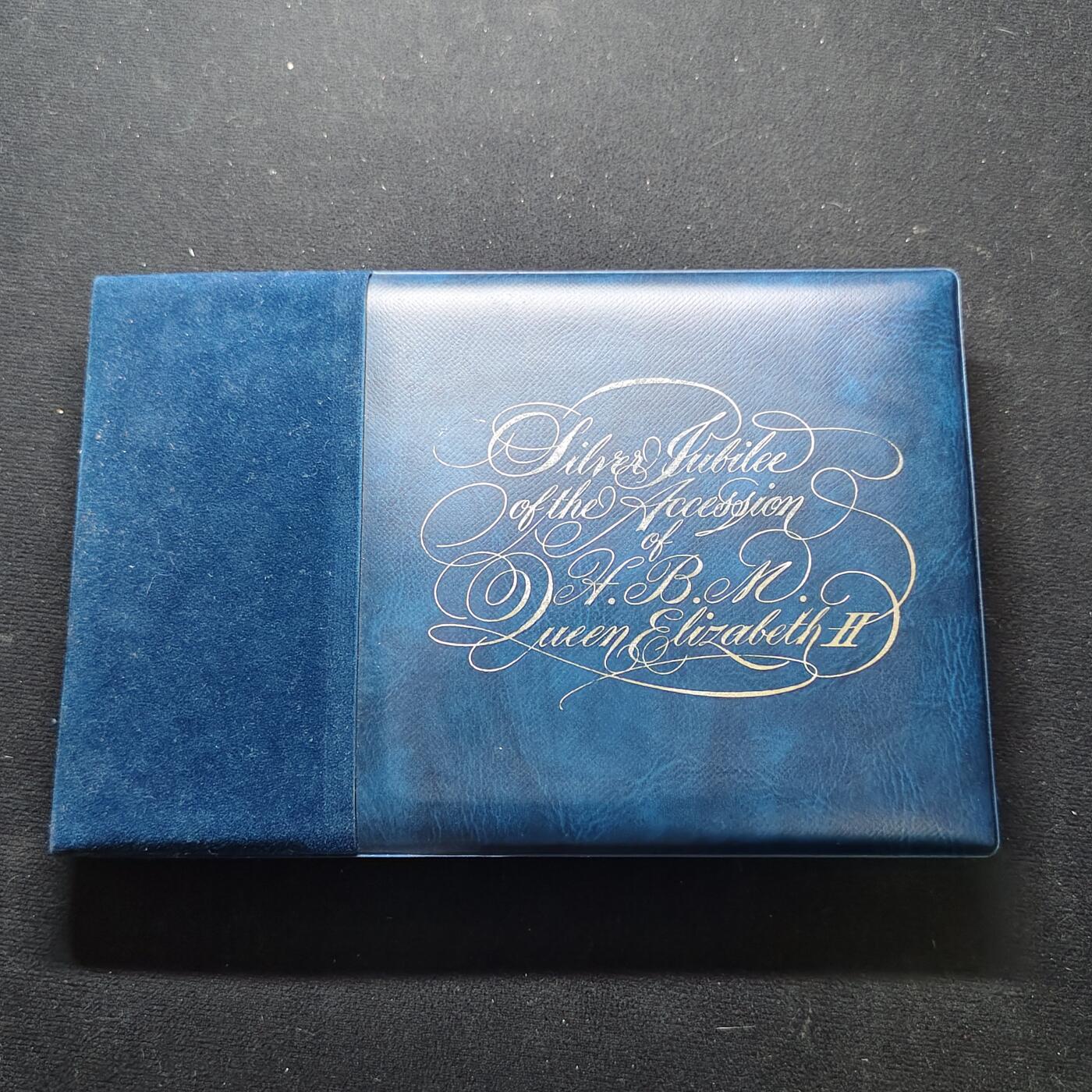 【全场包邮】纯粹捡漏拍483场（免费代拍第20场） 【邮品】世界各国发行英国女王登基25周年纪念邮册