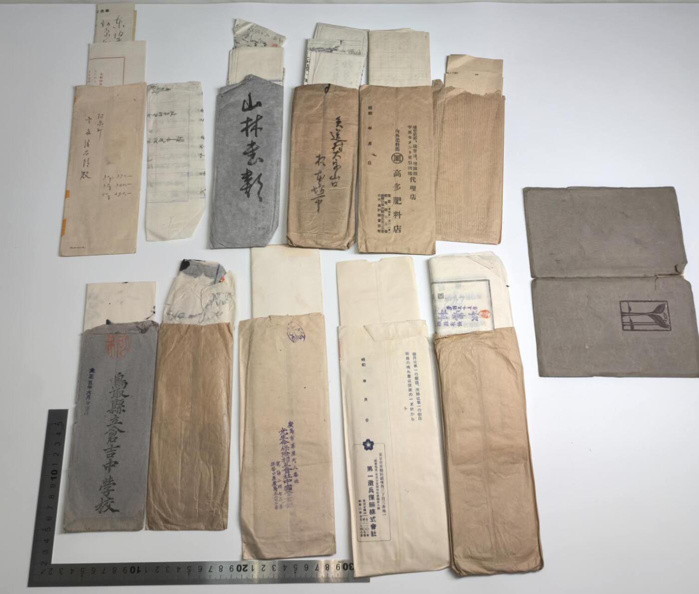 小驴勋章奖章收藏11月22日周六晚六点拍卖（珍爱和平，收藏战争，铭记历史，勿忘国耻，忠党爱国。有偿代拍，送拍规则在简介最后，参拍须阅读规则后再参拍，关系到运费包装发货时效真假辨别等关键信息，拍卖时不再发原图，看大图店主微信码在拍卖店铺介绍里） 保险证券老照片等一组