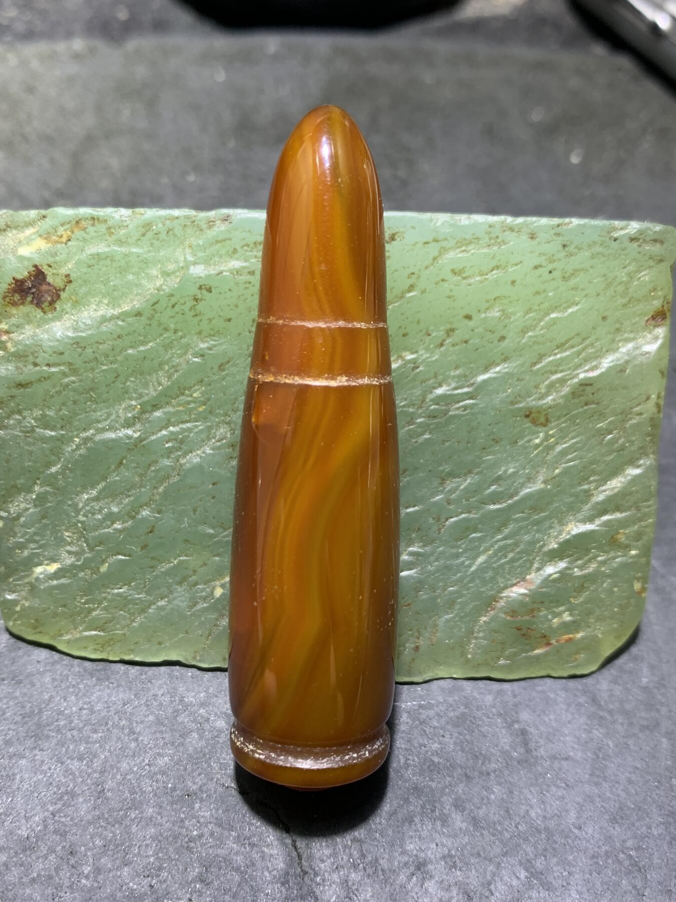 缠丝玛瑙雕刻通货子 弹头吊坠一个，