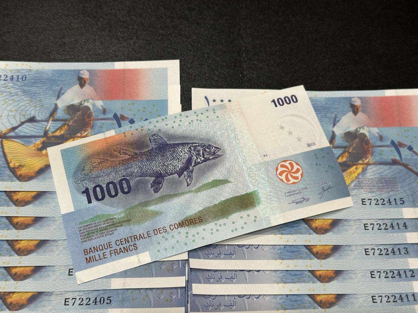 《外钞收藏家》第五百八十七期（精选场）（本平台长期征集拍品、欢迎藏友们联系合作） 2005年科摩罗1000法郎 2个11连号22张 全新UNC