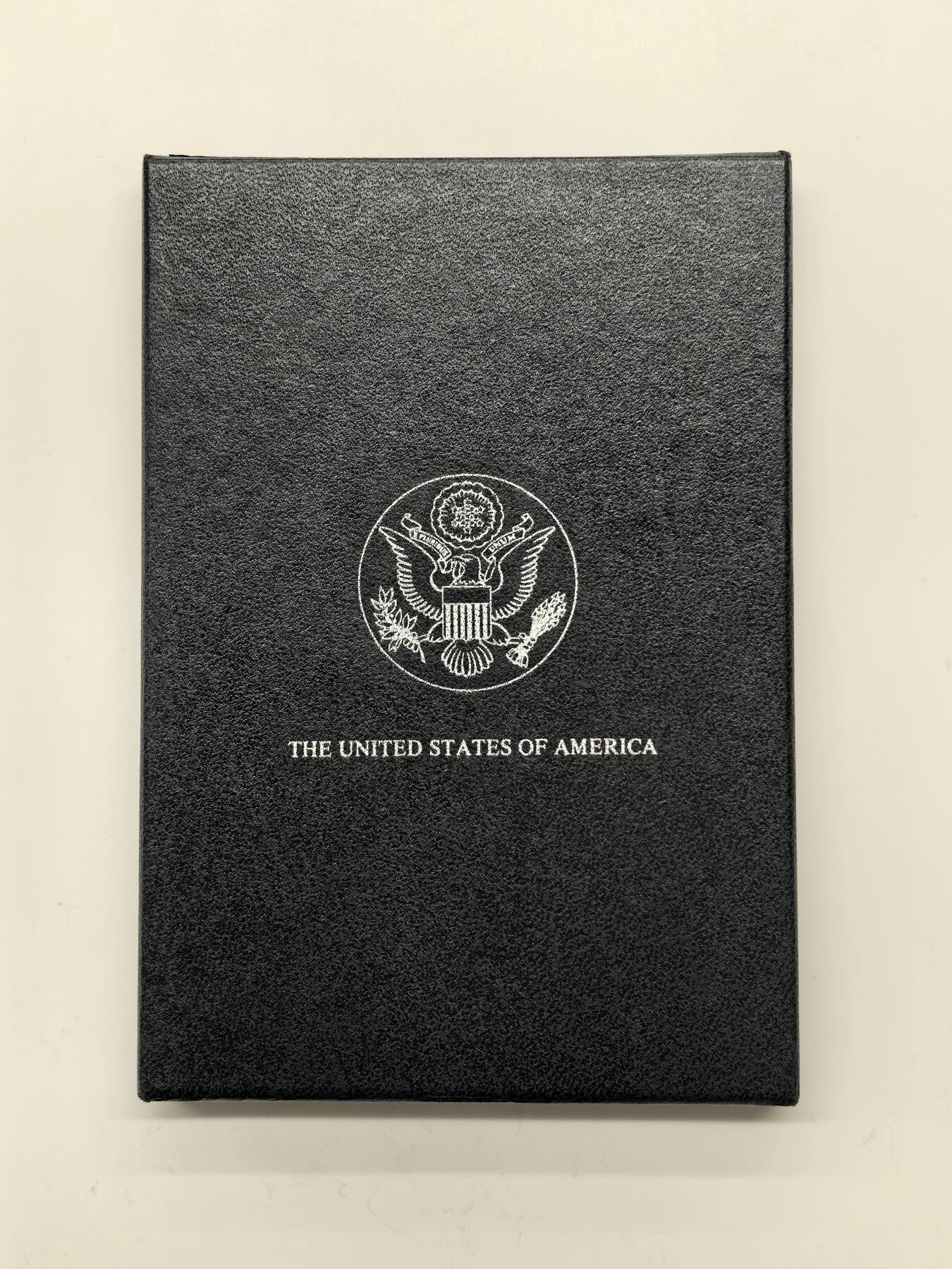 博洋堂藏家专场系列之美国钱币白金之夜专场暨第148期（全场包邮） NGC MS63 美国1882 CC 摩根 卡森厂 GSA大封装 附原盒及证书 鹰面覆盖金黄色包浆 高分难得 十字转光