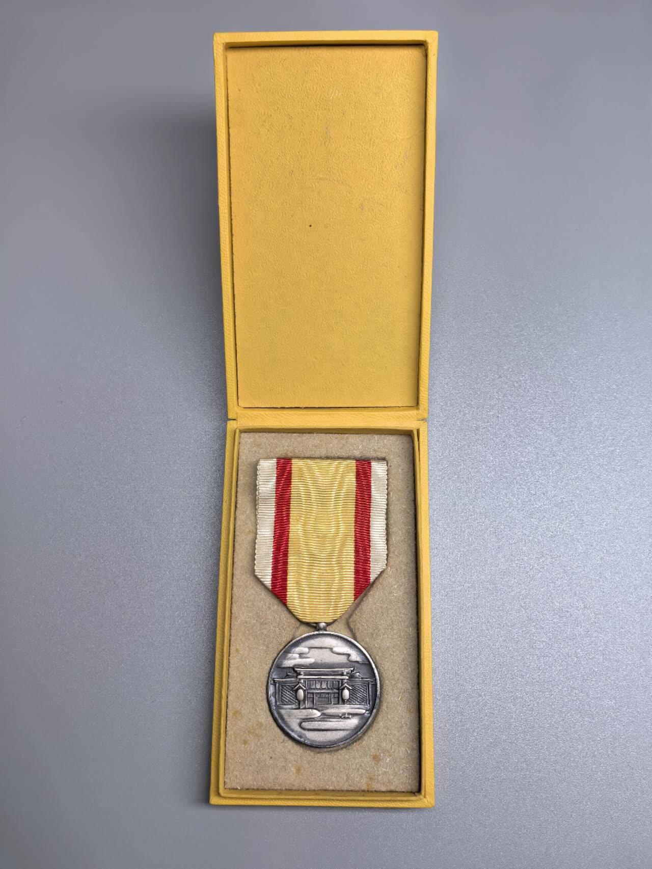 小驴勋章奖章收藏11月22日周六晚六点拍卖（珍爱和平，收藏战争，铭记历史，勿忘国耻，忠党爱国。有偿代拍，送拍规则在简介最后，参拍须阅读规则后再参拍，关系到运费包装发货时效真假辨别等关键信息，拍卖时不再发原图，看大图店主微信码在拍卖店铺介绍里） 神庙创建纪念章带盒，银质