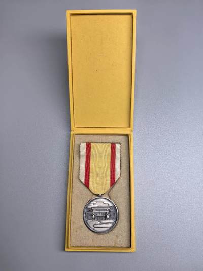 小驴勋章奖章收藏11月22日周六晚六点拍卖（珍爱和平，收藏战争，铭记历史，勿忘国耻，忠党爱国。有偿代拍，送拍规则在简介最后，参拍须阅读规则后再参拍，关系到运费包装发货时效真假辨别等关键信息，拍卖时不再发原图，看大图店主微信码在拍卖店铺介绍里） - 神庙创建纪念章带盒，银质