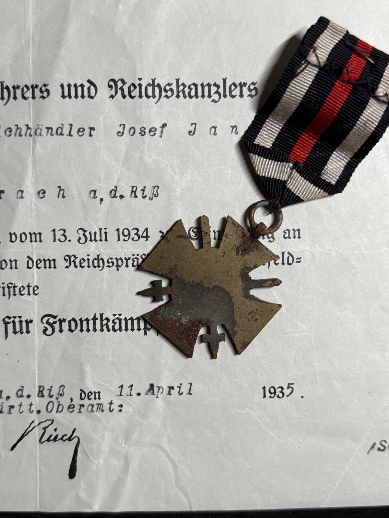 戎马世界章牌大赏第108期 德国兴登堡奖章，带证书，带剑版，右下角那枚疑似复刻