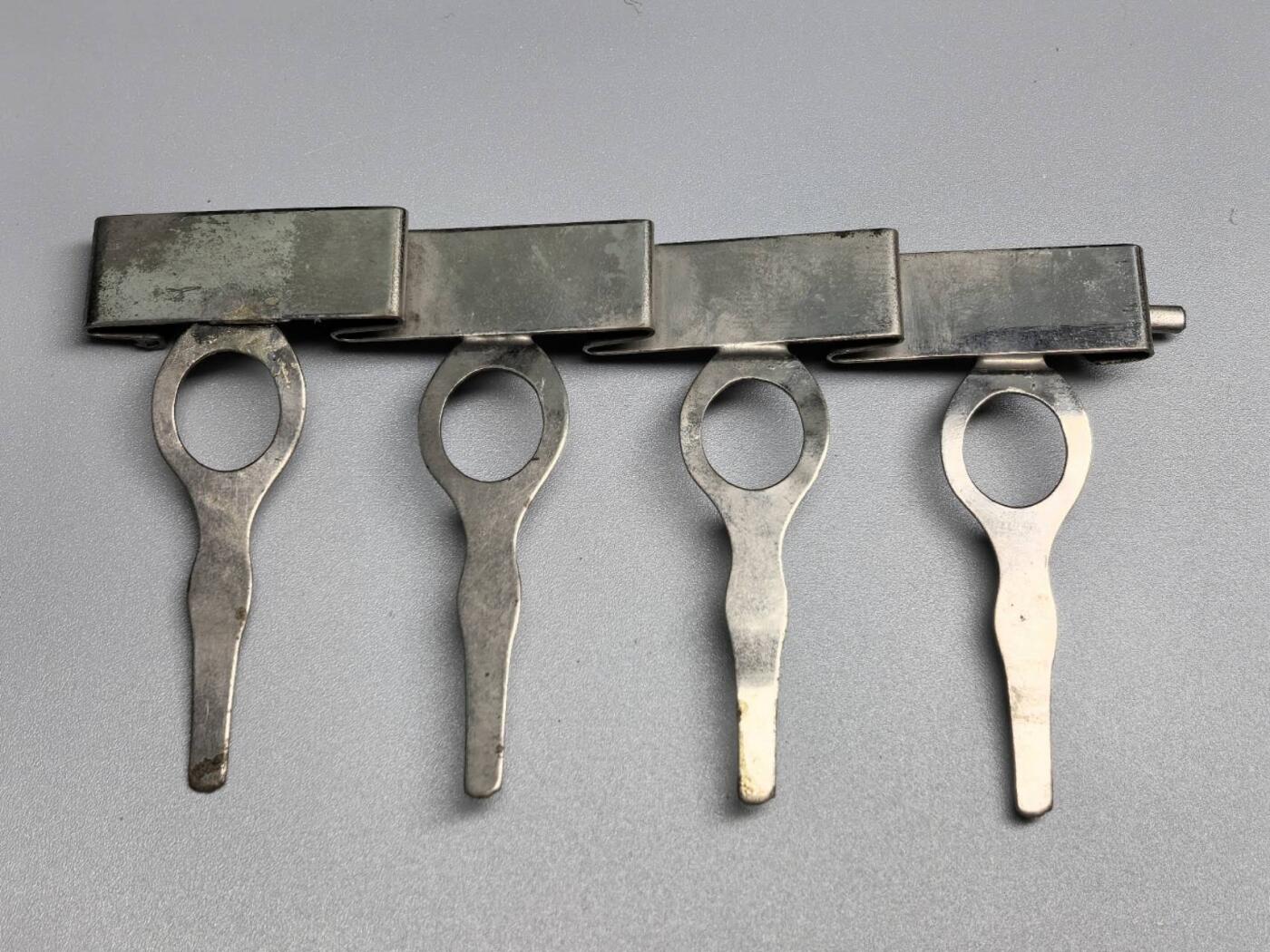 小驴勋章奖章收藏11月22日周六晚六点拍卖（珍爱和平，收藏战争，铭记历史，勿忘国耻，忠党爱国。有偿代拍，送拍规则在简介最后，参拍须阅读规则后再参拍，关系到运费包装发货时效真假辨别等关键信息，拍卖时不再发原图，看大图店主微信码在拍卖店铺介绍里） 日本战时钢制四连挂，第一个挂胶粘修补