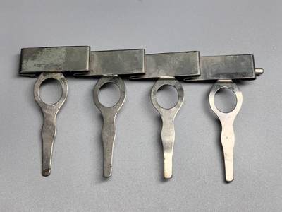 小驴勋章奖章收藏11月22日周六晚六点拍卖（珍爱和平，收藏战争，铭记历史，勿忘国耻，忠党爱国。有偿代拍，送拍规则在简介最后，参拍须阅读规则后再参拍，关系到运费包装发货时效真假辨别等关键信息，拍卖时不再发原图，看大图店主微信码在拍卖店铺介绍里） - 日本战时钢制四连挂，第一个挂胶粘修补