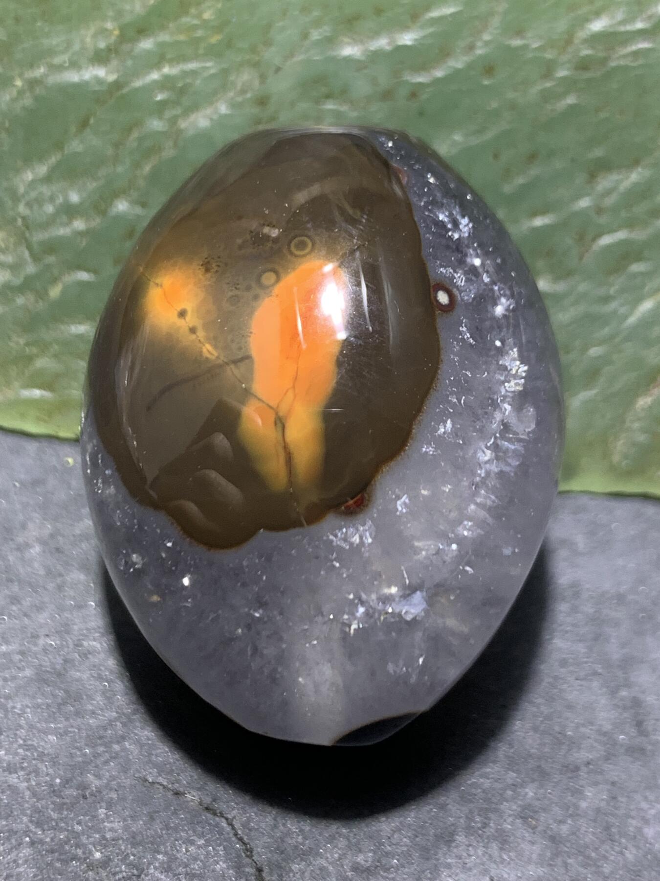 精美冰飘红黑料战国红玛瑙随形大勒子一颗！