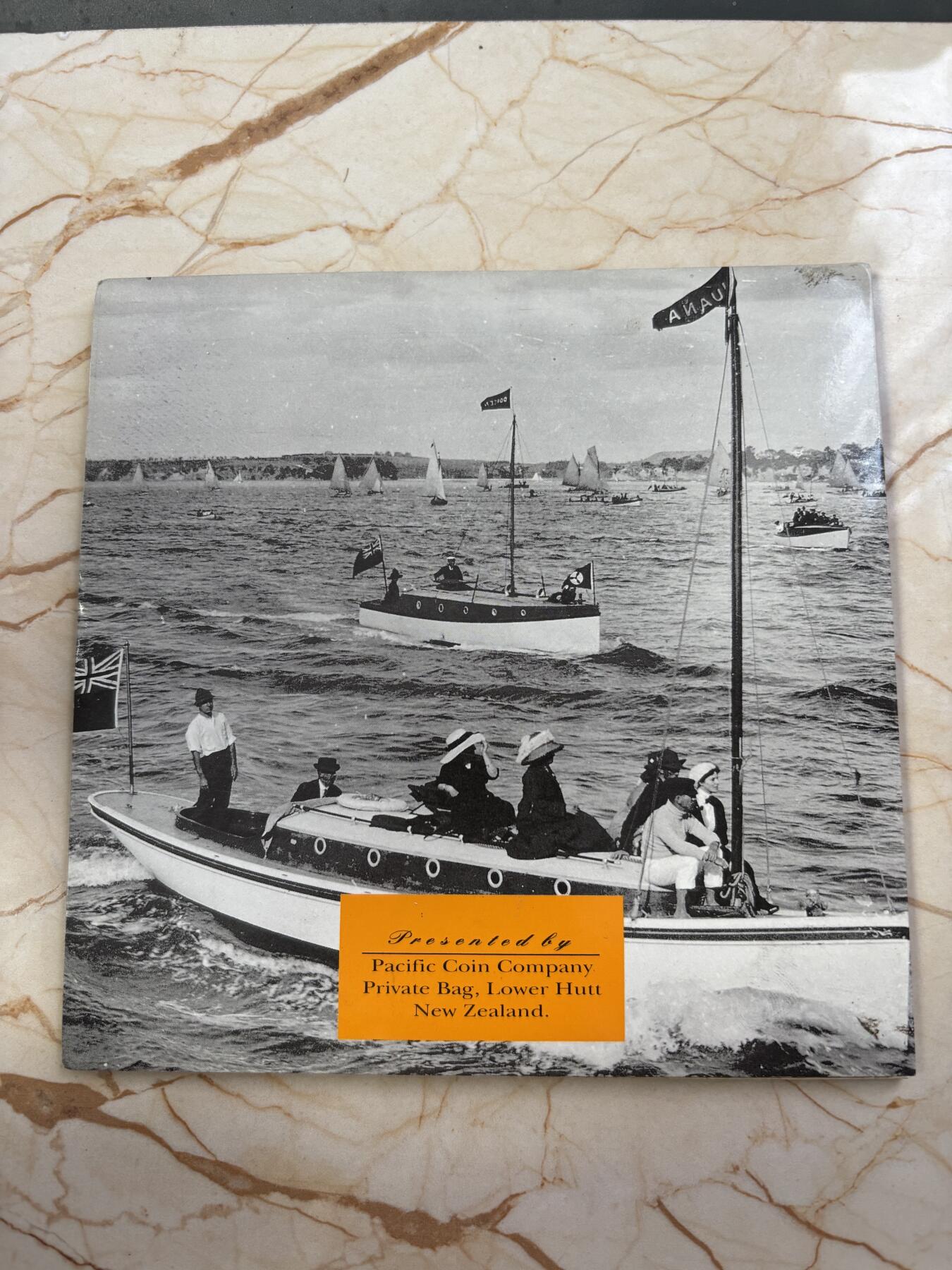 第182期拍卖 册装新西兰 1934-1983年 8枚精装套币 含3枚纪念银币，大银币含银925，重28.28克，1965年1先令的含500银，5.65克,1934年的含银500，1.41克