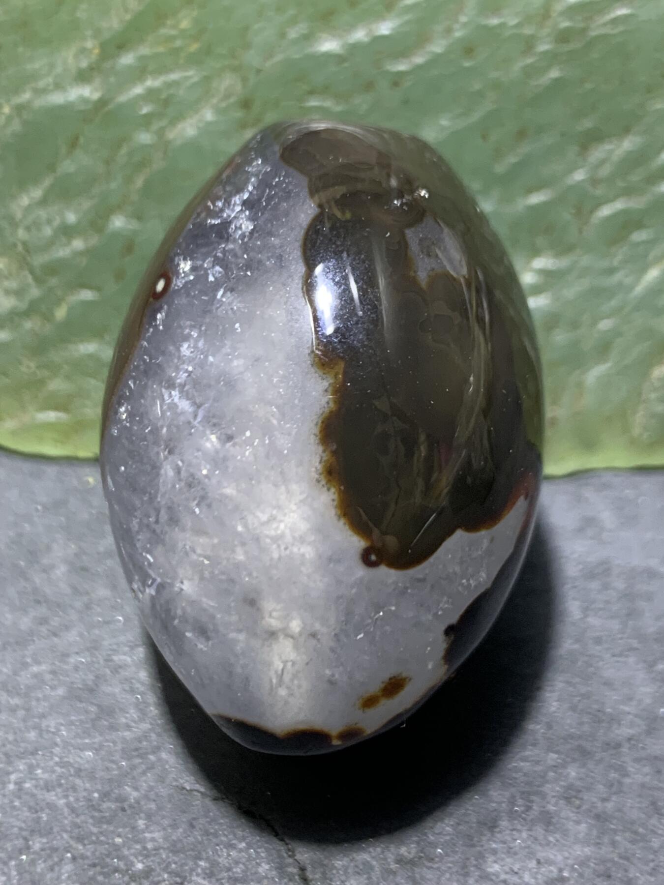 精美冰飘红黑料战国红玛瑙随形大勒子一颗！