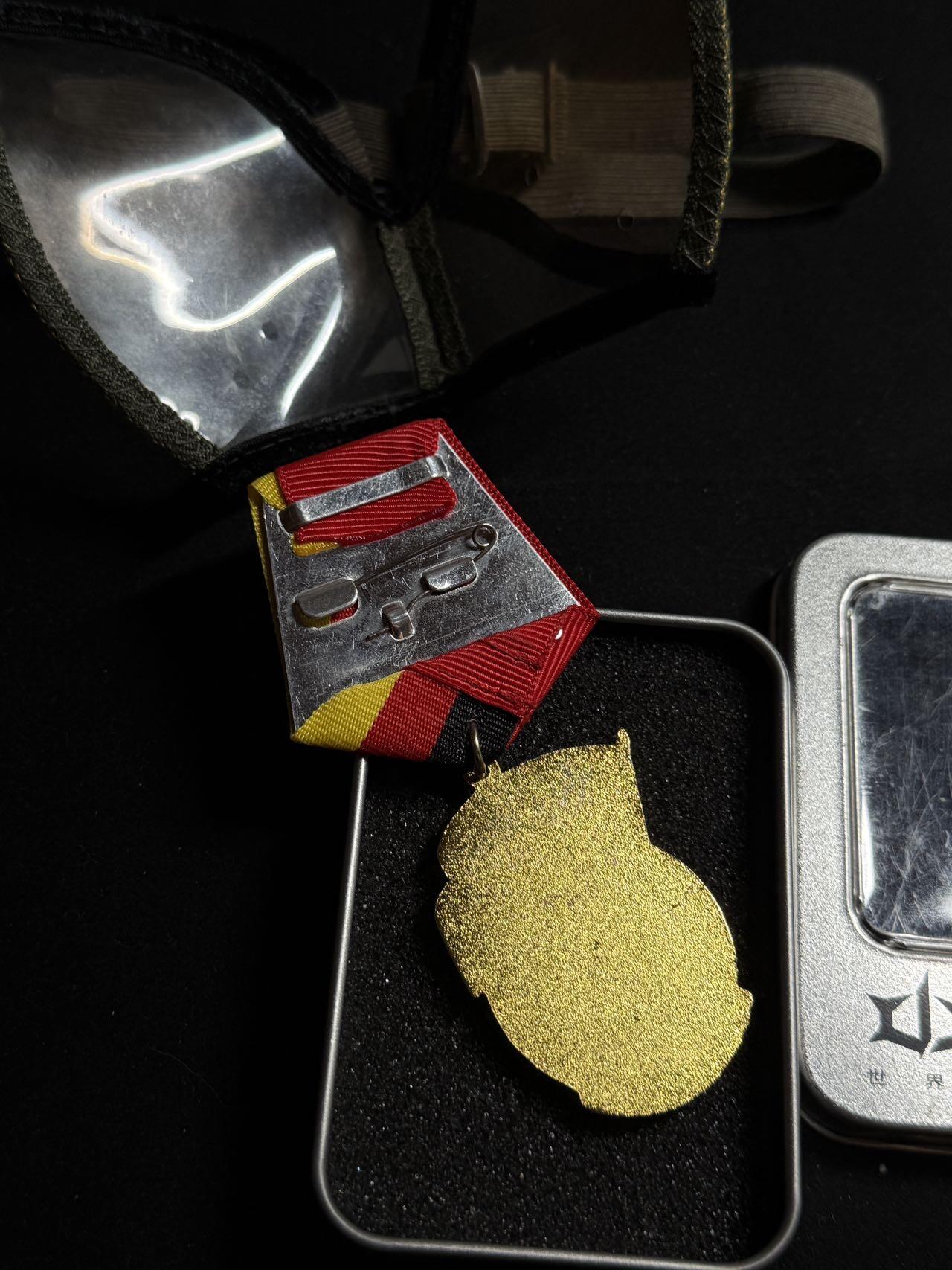 戎马世界章牌大赏第108期 德国原品M42风镜（详细见介绍）与东线复刻的一级劳动旗帜勋章