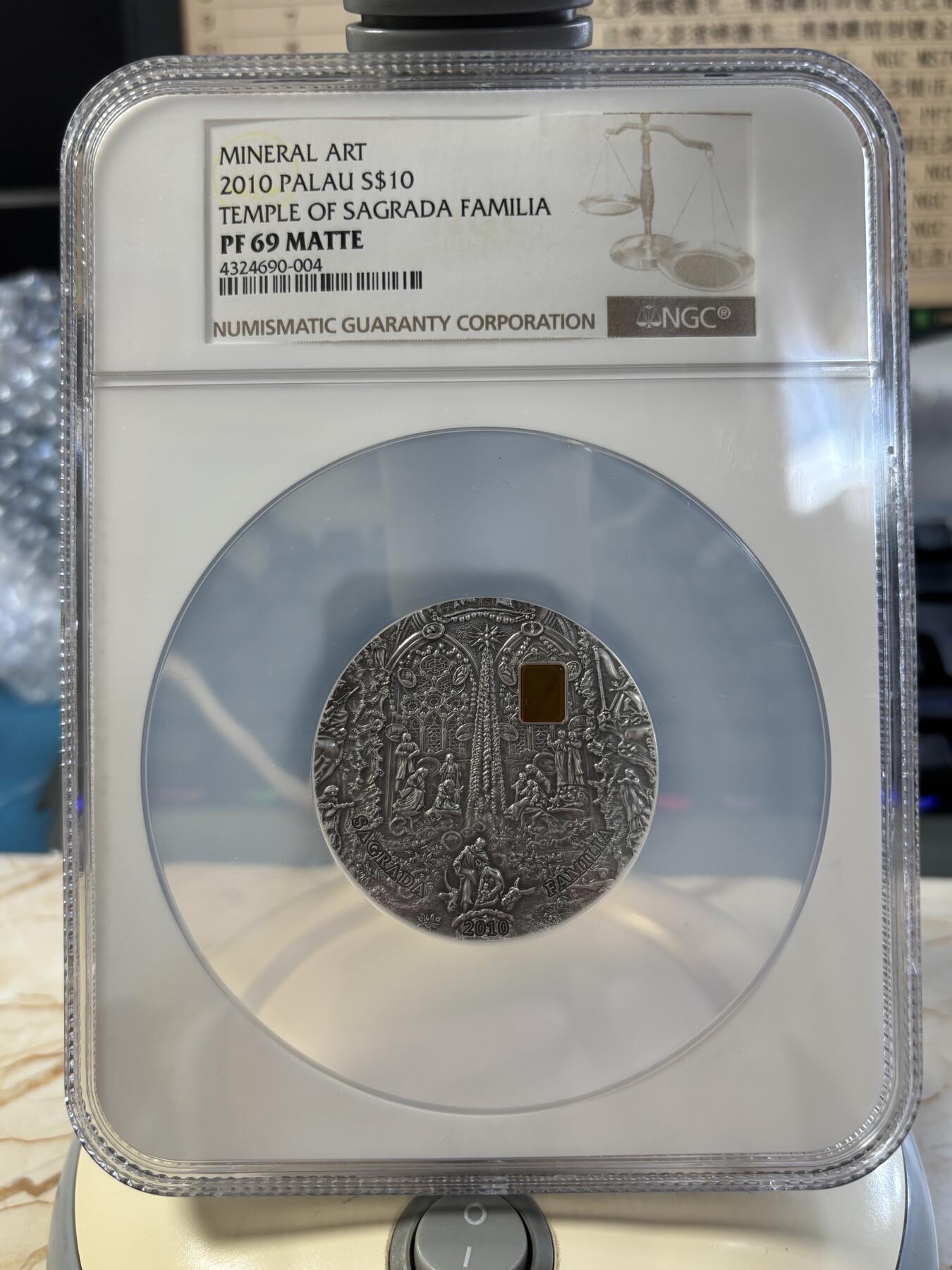 第182期拍卖 帕劳2010年矿物艺术琥珀镶嵌琥珀宫仿古银币NGC-PF69，2盎司，999银